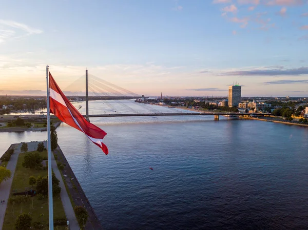 Solnedgang-utsikt over AB-demningen i Riga – stockfoto