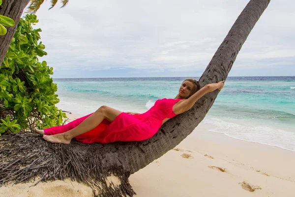 Красивая Девушка Лежит Ладони Пляже Мальдивах — стоковое фото