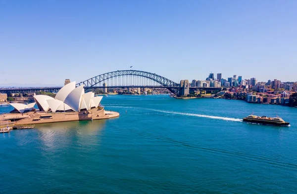 悉尼海港的美丽全景与海港桥梁 植物园和歌剧大厦 — 图库照片