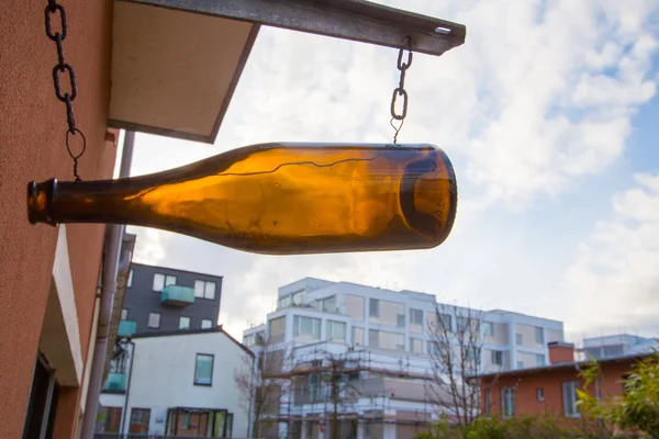 Garrafa de cerveja sinal pendurado pela porta — Fotografia de Stock