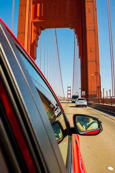 Conduciendo Por Puente Golden Gate California San Francisco Coche Rojo — Foto de Stock