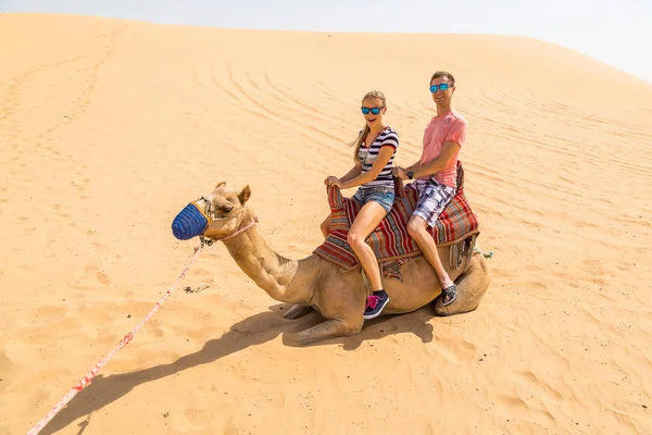 Jovem Casal Sentado Camelo Deserto — Fotografia de Stock
