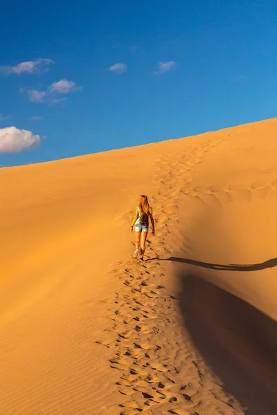 Chica de pie en medio de las dunas — Foto de Stock