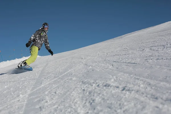 人滑雪下来山坡上的山 — 图库照片