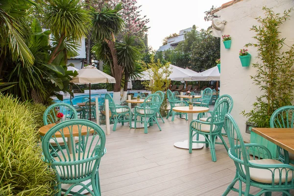 Chaises Tiffany Colorées Debout Dehors Sur Véranda Dans Restaurant — Photo