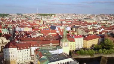 Tarihi kent merkezine ve Vltava Nehri ile yukarıdan Prag şehrinin güzel panoramik havadan görünümü. Muhteşem şehir manzara görüntüleri. 
