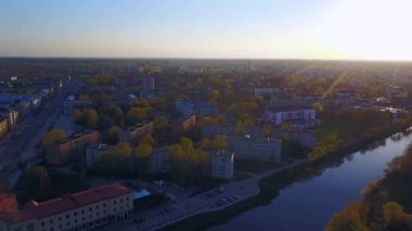 Jelgava, Letonya güzel havadan görünümü günbatımı sırasında. Lielupe Nehri üzerinde göster.