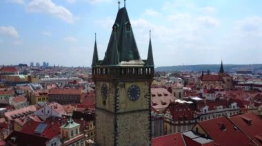 Prag Saat Kulesi şehir kasaba meydanında güzel hava görünümünü. Yukarıdan görüntülemek.