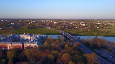 Llu kale Jelgava şaşırtıcı günbatımı zamanı görünümü yukarıdaki. Hava Şehir Manzaralı.