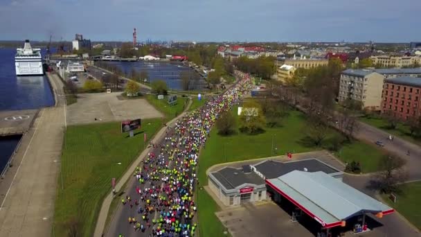 Gente Corriendo Maratón Rigas Lattelecom 2017 Maratón Anual Letonia — Vídeo de stock