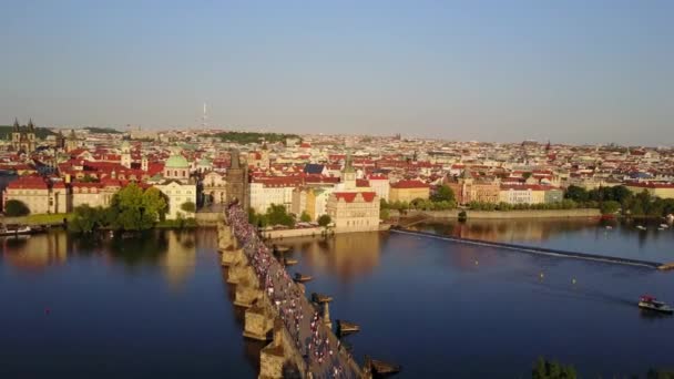 Increíble Vista Aérea Del Puente Charles Praga Desde Arriba Hermoso — Vídeo de stock