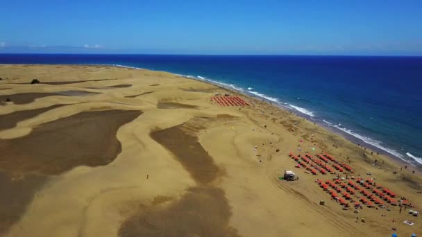 Vista Aérea Las Dunas Arena Medio Los Picos Montaña Parque — Vídeo de stock