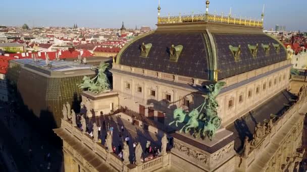 Bela Vista Aérea Teatro Nacional Praga Cima Voando Para Longe — Vídeo de Stock