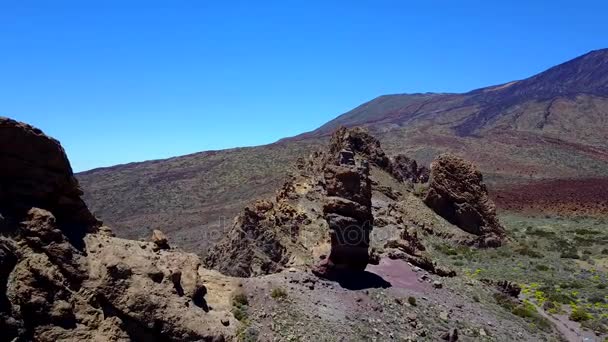 Hermosa Vista Aérea Del Desierto Enormes Rocas Cerca Del Volcán — Vídeo de stock