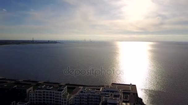 Atemberaubende Luftaufnahme Vom Westhafen Malmö Bei Sonnenuntergang Und Der Brücke — Stockvideo