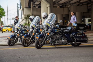 Olay bir tür denetleme Florida'nın Orlando sokakta üç polis bisikleti
