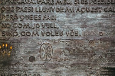 Barcelona, İspanya 'daki Sagrada Familia Cephesi' nin detaylı görüntüsü. Katalan mimar Antoni Gaudi tarafından tasarlanmış Roma Katolik Kilisesi. 