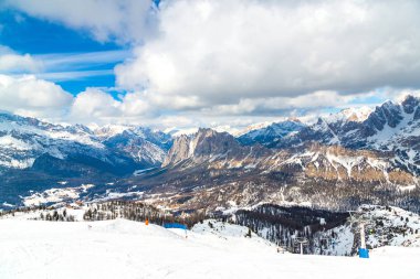 Alps, kış aylarında İtalya için güzel dağlar.