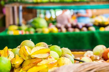 Taze tutku meyve Oahu, Hawaii adasında yolda kenarında meyve piyasa üzerinde satış.