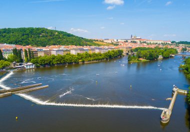 Prag şehir panoramik bir kale ile yukarıdan ufukta güzel hava gün batımı manzarası. Muhteşem şehir manzarası Vltava Nehri şehrin ortasında tarafından.