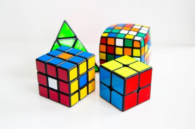 Beyaz ya da ahşap arka plan üzerinde Rubik küpleri