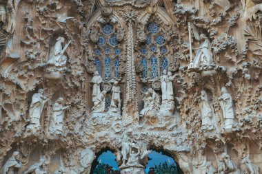 Barcelona, İspanya 'daki Sagrada Familia Cephesi' nin detaylı görüntüsü. Katalan mimar Antoni Gaudi tarafından tasarlanmış Roma Katolik Kilisesi.
