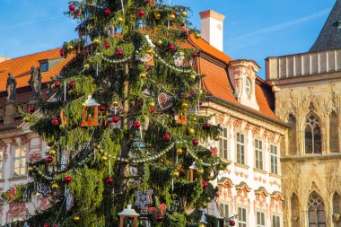 Prag şehir Noel dekorasyon ağaç mavi gökyüzü arka plan ve bazı binalar. 