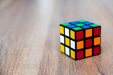 Rubik küpü beyaz veya ahşap zemin üzerine