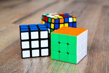 Beyaz ya da ahşap arka plan üzerinde Rubik küpleri