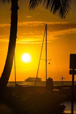 Gemisi plaja avuç içi ile Pasifik Okyanusu üzerinde muhteşem gün batımı görünümü. 