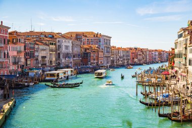 Geleneksel gondol güzel görünümü üzerinde ünlü Canal Grande, Venice, İtalya