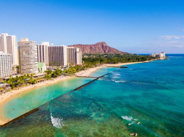 Honolulu, Hawaii. Honolulu, Diamond Head volkan otel ve Waikiki Beach binalarda da dahil olmak üzere hava manzarası görünümü.