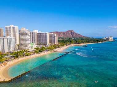 Honolulu, Hawaii. Honolulu, Diamond Head volkan otel ve Waikiki Beach binalarda da dahil olmak üzere hava manzarası görünümü.