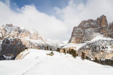 Alps, kış aylarında İtalya için güzel dağlar.
