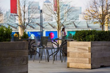 Öbür Thames Nehri üzerinden Canary Wharf harika manzaralı restoran dış güzelliği.