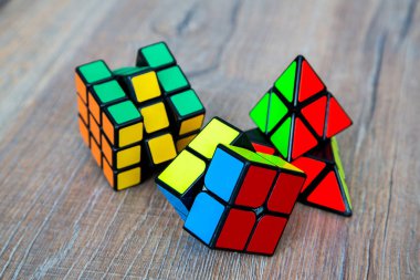 Beyaz ya da ahşap arka plan üzerinde Rubik küpleri