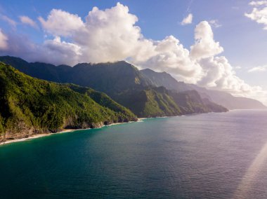 Muhteşem panoramik Na Pali kıyı şeridi kayalıklarla yukarıdan. Hava sahne. Güzel Hawaii Adaları. Yeryüzündeki cennet.
