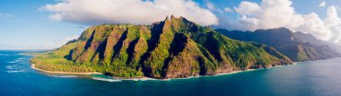 Muhteşem panoramik Na Pali kıyı şeridi kayalıklarla yukarıdan. Hava sahne. Güzel Hawaii Adaları. Yeryüzündeki cennet.