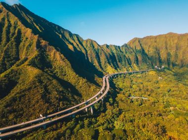 Oahu yeşil dağların görünümünün tarafından Ho'omaluhia Botanik Bahçesi Kaneohe içinde muhteşem havadan görünümü. Dağlar ile ünlü merdiven cennete ya da Haiku merdiven.