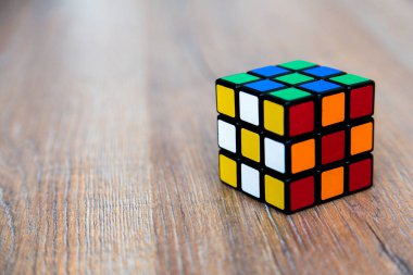 Rubik küpü beyaz veya ahşap zemin üzerine