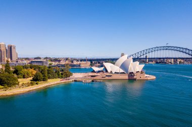 Güzellikler Harbour Köprüsü, Botanik Bahçesi ve Opera Binası ile Sydney harbour bölgesinin.