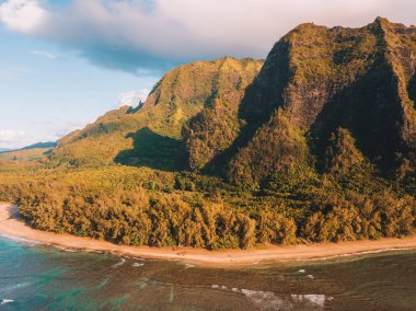 Muhteşem panoramik Na Pali kıyı şeridi kayalıklarla yukarıdan. Hava sahne. Güzel Hawaii Adaları. Yeryüzündeki cennet.