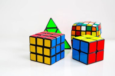 Beyaz ya da ahşap arka plan üzerinde Rubik küpleri