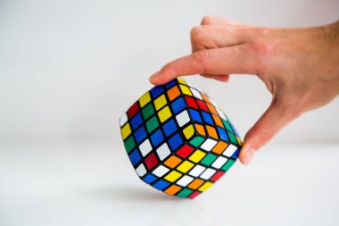 Rubik küpü ele renkli sahip değiştirilme tarihi