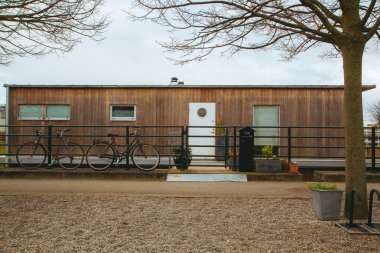 Kanal tarafından ahşap yüzen ev  