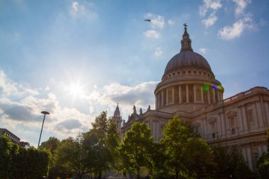 St Paul Katedrali görünümünde Londra, İngiltere. Güzel yaz günü kentin.