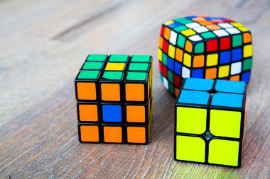 Beyaz ya da ahşap arka plan üzerinde Rubik küpleri