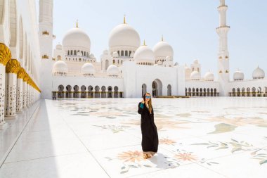 Abu Dabi'Şeyh Zayed Camisi Ulu Camii güzel kadın. Seyahat. Güzellik moda portre.
