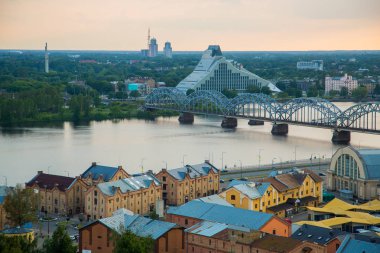 Daugava Nehri ve yeni kütüphane ile Riga eski şehrin güzel manzara