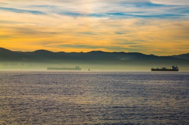 Gündoğumu ve gemi çevresinde kanala giriş sırasında Gibraltar yakınındaki kıyısında muhteşem görünümü